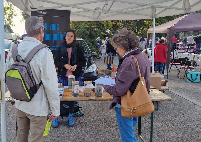 Stand sur le thème de la rénovation au marché aux puces (Johrmärik)